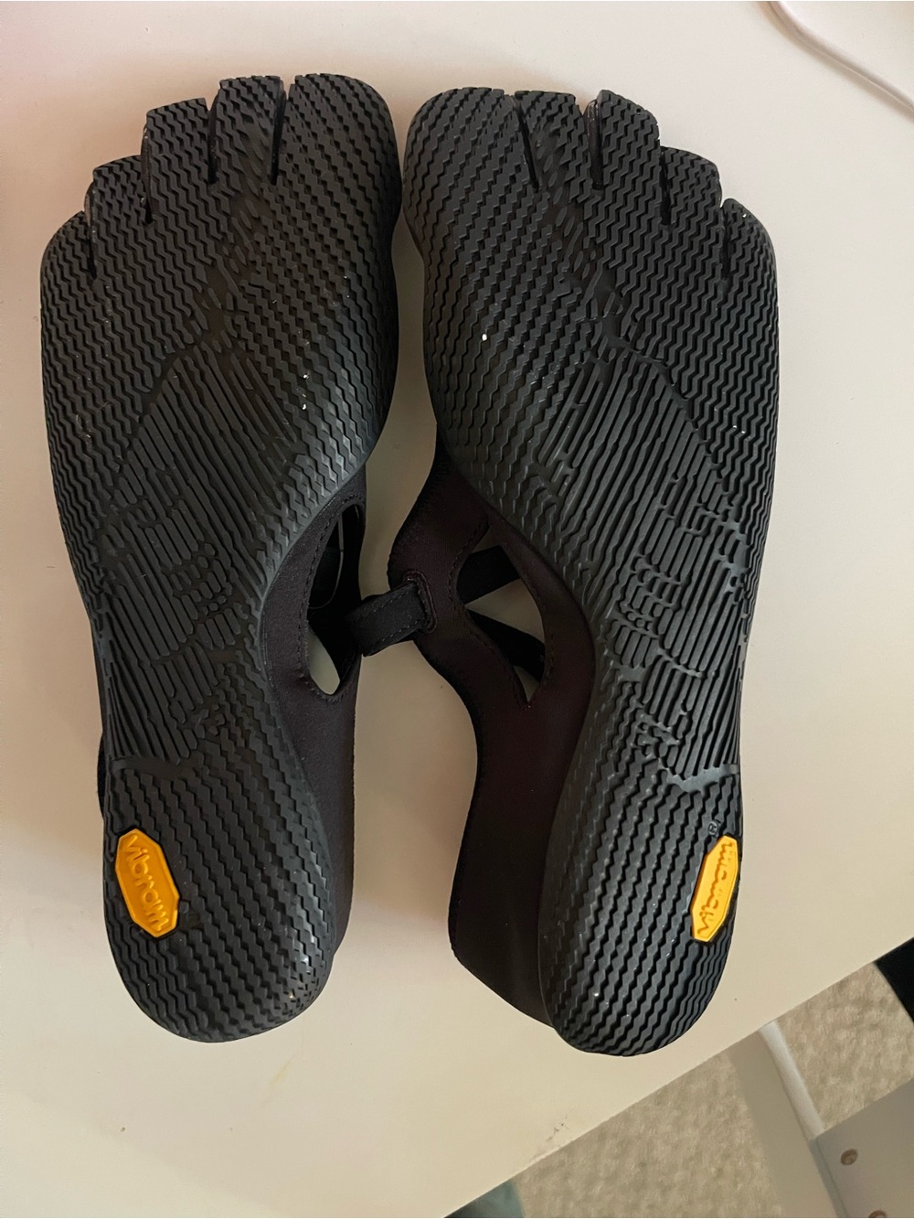 Vibram Black FiveFingers Minimalist Toe Shoes - Picture 3 of 4